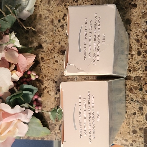 Visibly Fit Body Lotion - Picture 2 of 6